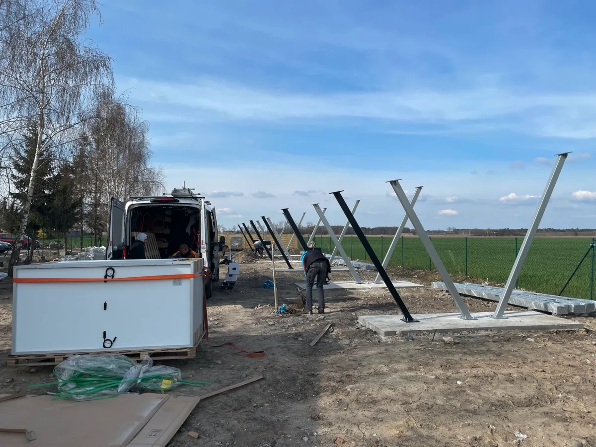 Montage eines Solarcarports, Gniezno - Phase 1