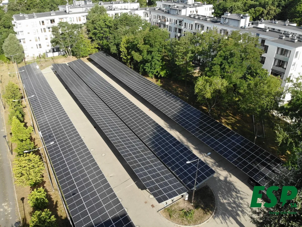 La plus grande réalisation d'ombrières PV en Pologne, plus de 106 places couvertes, puissance PV totale 370 kWc