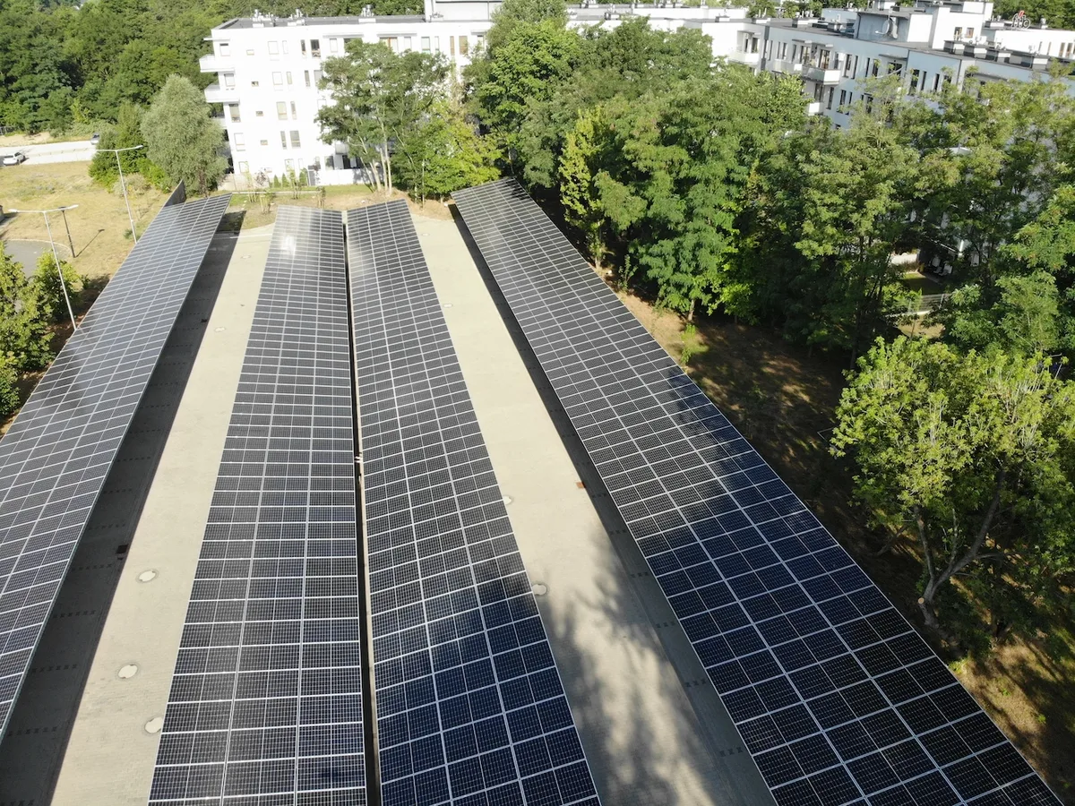Video: Größtes Solarcarport-Projekt in Polen, über 106 überdachte Stellplätze, PV-Gesamtleistung 370 kWp