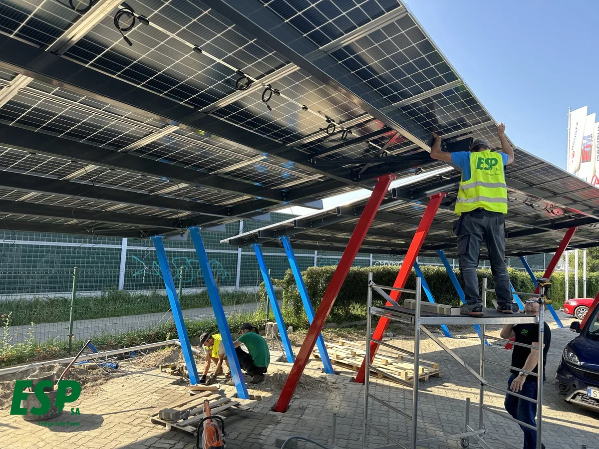 Montage d’une ombrière photovoltaïque, Warszawa Al. Jerozolimskie - étape 1