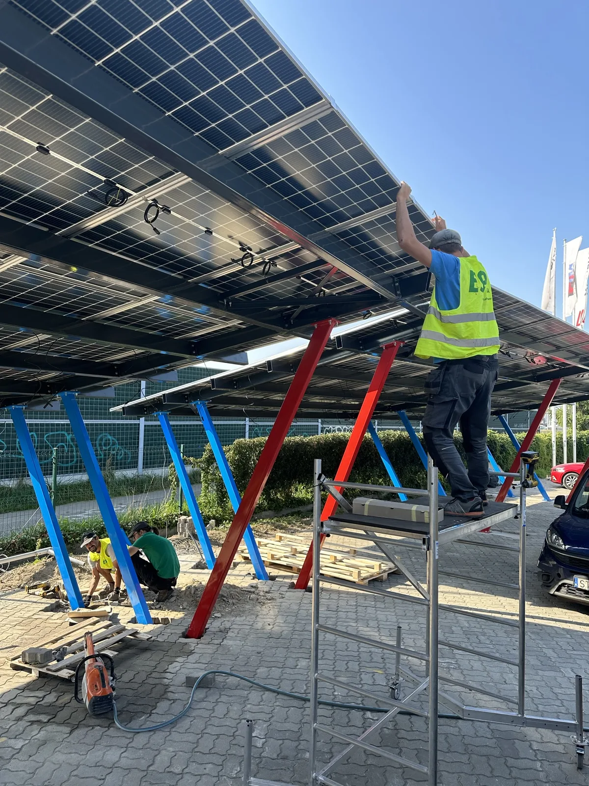 Montage d’une ombrière photovoltaïque, Warszawa Al. Jerozolimskie - étape 3