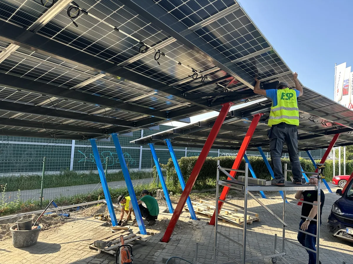 Montage d’une ombrière photovoltaïque, Warszawa Al. Jerozolimskie - étape 4
