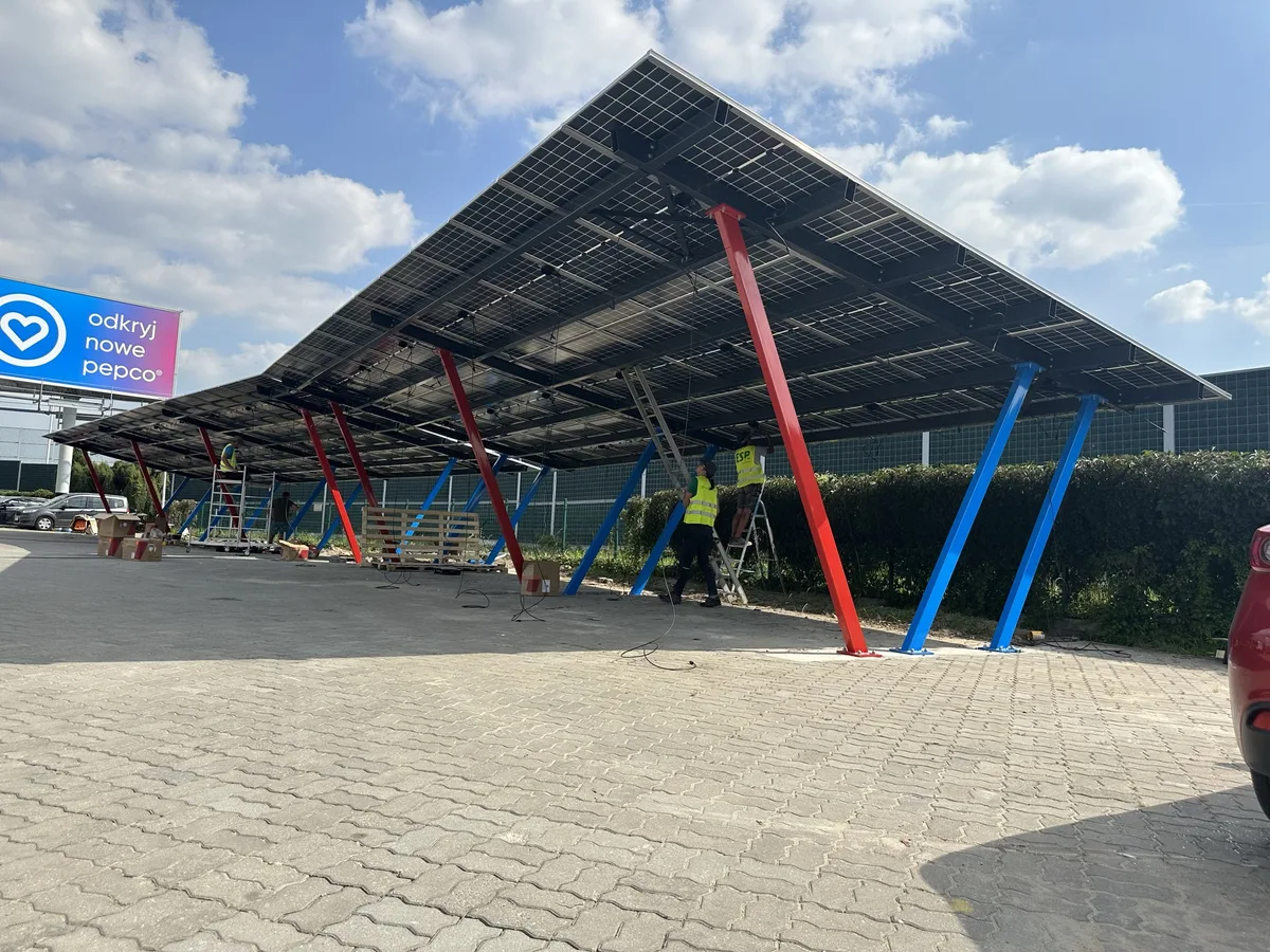 Montage d’une ombrière photovoltaïque, Warszawa Al. Jerozolimskie - étape 5