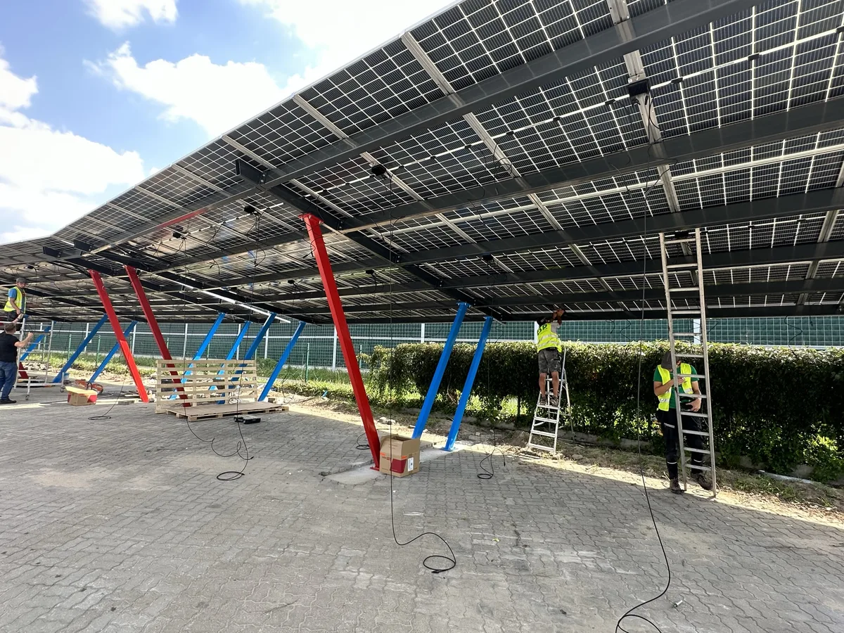 Montage d’une ombrière photovoltaïque, Warszawa Al. Jerozolimskie - étape 7