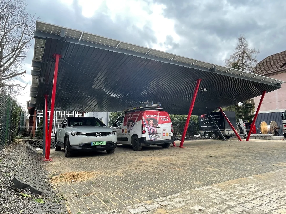 Deux ombrières photovoltaïques, puissance 16,2 kWc